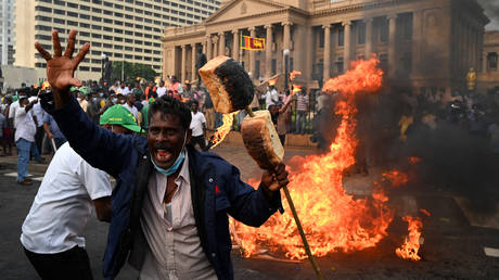 Protest against rising living costs, at the entrance of the president's office in Colombo. © AFP / Ishara S. KODIKARA