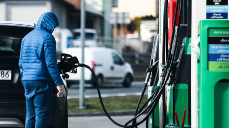 A man refuels a car at a petrol station in Krakow, Poland, April 4, 2022 © Getty Images / Jakub Porzycki