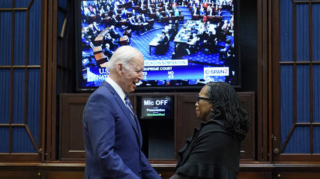 President Joe Biden and Judge Ketanji Brown Jackson watch as the senate votes on her confirmation from the Roosevelt Room of the White House in Washington, DC, April 7, 2022 © AP / Susan Walsh