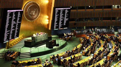 The results of the votes to expel Russia from the U.N. Human Rights Council of members of the United Nations General Assembly is seen on a screen during a continuation of the Eleventh Emergency Special Session on the invasion of Ukraine in New York City. © Michael M. Santiago / Getty Images