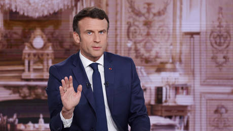 Эммануэль Макрон выступает перед французским телеканалом TF1 в Булонь-Бийанкур, Франция, 6 апреля 2022 г. © AP/ Ludovic Marin