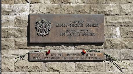 A plaque outside the Polish embassy in Moscow, Russia, April 12, 2010 © Wikipedia
