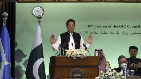 ФОТОГРАФИЯ: Премьер-министр Пакистана Имран Хан выступает на собрании Организации исламского сотрудничества в здании парламента в Исламабаде, Пакистан, 22 марта 2022 г.