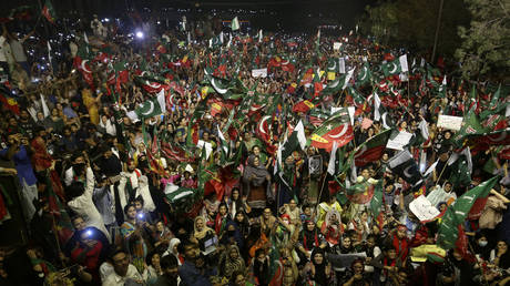 Сторонники партии свергнутого премьер-министра Имрана Хана на митинге в Карачи, Пакистан, 10 апреля 2022 года.