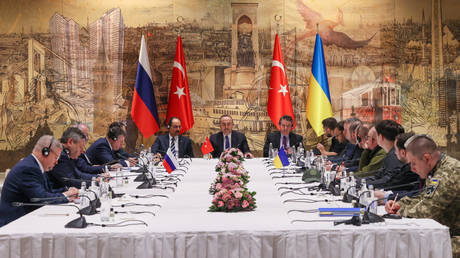 Peace talks between delegations from Russia and Ukraine at Dolmabahce Presidential Office in Istanbul, Turkiye on March 29, 2022. © Getty Images / Cem Ozdel
