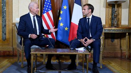 French President Emmanuel Macron (R) and US President Joe Biden (L). © AFP / Brendan SMIALOWSKI