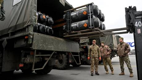 FILE PHOTO. Ukrainian servicemen load a truck with the FGM-148 Javelin man-portable anti-tank missiles provided by the US. ©Sergei SUPINSKY / AFP