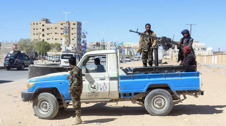 Pro-government fighters in Ataq, Yemen, January 18, 2022. © Saleh Al-Obeidi/AFP
