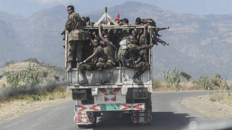 Soldiers from the Ethiopian National Defence Force (ENDF) ride on a truck amid a conflict in Tigray. © AFP / Amanuel Sileshi