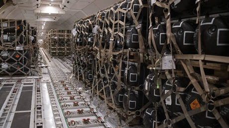 This US Air Force handout photo taken on March 20, 2022 shows pallets containing ammunition, explosives and other supplies bound for Ukraine loaded onboard an aircraft during a foreign military sales mission at Dover Air Force Base, Delaware. © Marco A. Gomez / US AIR FORCE / AFP