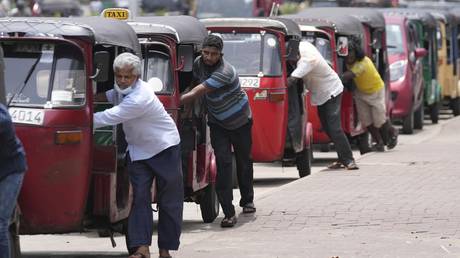 Auto rickshaw drivers queue up to buy petrol near a fuel station in Colombo, Sri Lanka, April 13, 2022 © AP / Eranga Jayawardena