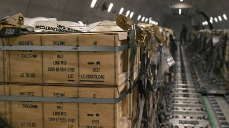 Pallets of ammunition, weapons and other equipment bound for Ukraine are loaded on a plane by members from the 436th Aerial Port Squadron at Dover Air Force Base, Delaware, January 30, 2022 © AP / US Air Force