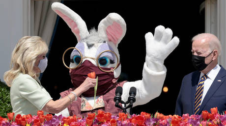 Başkan Joe Biden ve First Lady Jill Biden, Pazartesi günü Paskalya Tavşanı kostümlü çalışanların yer aldığı bir Beyaz Saray etkinliğinde gösteriliyor.