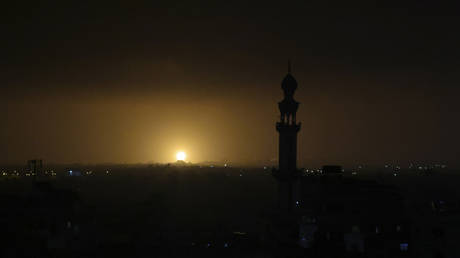 Flames and smoke rise during Israeli airstrikes in southern Gaza Strip. © AFP / Said Khatib