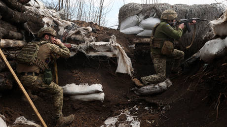 Ukrainian soldiers in a trench on the front line with Russian troops in Lugansk region on April 11, 2022. © AFP / Anatolii STEPANOV