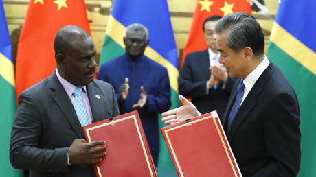 Chinese State Councillor and Foreign Minister Wang Yi (R) and Solomon Islands Foreign Minister Jeremiah Manele attend a signing ceremony at the Great Hall of the People in Beijing, China October 9, 2019. © THOMAS PETER / POOL / AFP
