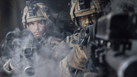 НА ФОТОГРАФИИ: Войска Великобритании принимают участие в учениях.  © Британская армия
