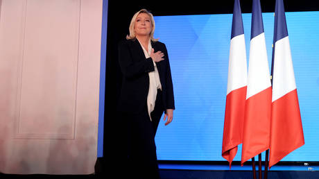 法国总统候选人玛丽娜·勒庞于 2022 年 4 月 24 日抵达巴黎的 Pavillon d'Armenonville。© Thomas SAMSON / AFP