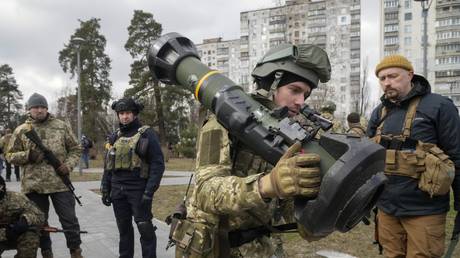 A Ukrainian Territorial Defence Forces member holds a British-supplied NLAW anti-tank weapon on the outskirts of Kiev, Ukraine, March 9, 2022 © AP / Efrem Lukatsky