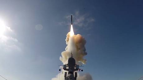 ФОТОГРАФИЯ: Запуск ракеты «Калибр» с российского военного корабля.  © Sputnik / Минобороны России