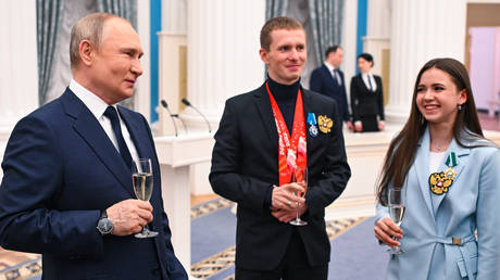 Putin welcomed Valieva and others to the Kremlin. © Sputnik / Vladimir Astapkovich