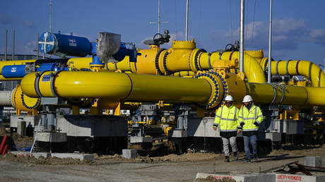 Des employés marchent sur le chantier de construction d'une station de comptage de gaz, faisant partie de la liaison par gazoduc entre la Bulgarie et la Grèce près du village de Malko Kadievo, le 18 mars 2022.