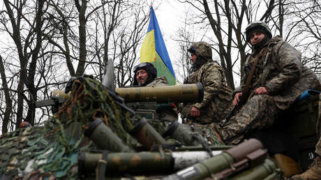 Ukrainian soldiers stand on their armoured personnel carrier © AFP / Anatolii Stepanov