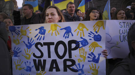 A woman holds a poster reading 'Stop War' during a mass demonstration against Russia's invasion of Ukraine and to show solidarity with Ukrainians in Sofia, on Thursday, March 24, 2022. © AP Photo / Valentina Petrova