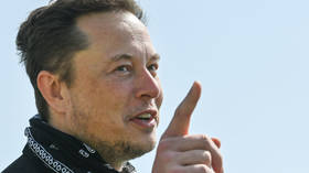 Elon Musk threatens Twitter board