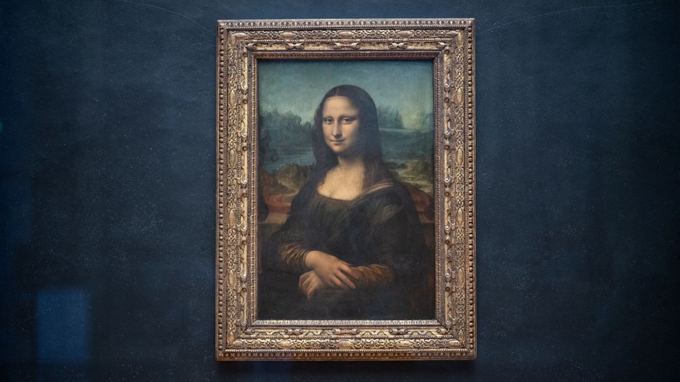 Mona Lisa painting attacked