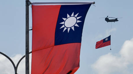 US-made CH-47 Chinook helicopter carries a Taiwan flag during national day celebrations in Taipei. © AFP / Sam Yeh