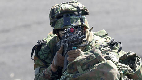 A Japanese soldier during an exercise in the Shizuoka Region of Japan, March 2022. © Yoshikazu Tsuno / Gamma-Rapho / Getty Images