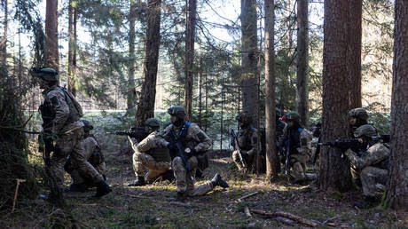 Members of Lithuania Armed forces during Saber Strike military training on March 1, 2022 in Kazlu Ruda, Lithuania. © Paulius Peleckis / Getty Images