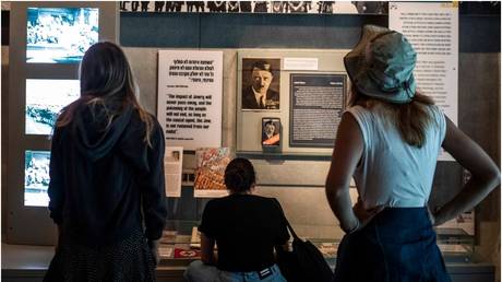 Visitors at the Yad Vashem Holocaust Museum in Jerusalem, April 27, 2022. © Illia Yefimovich / dpa / Getty Images