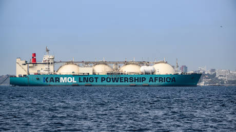 The 272-meter gas carrier 'Karmol LNGT Powership Africa' is moored off Dakar on the coast of Senegal. © Bernd von Jutrczenka / picture alliance via Getty Images