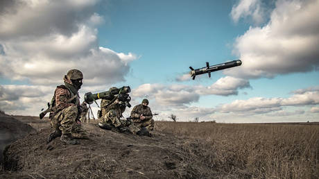 FILE PHOTO. Ukrainian soldiers use a launcher with US Javelin missiles. © Ukrainian Defense Ministry Press Service via AP
