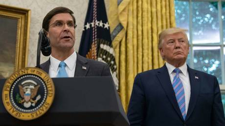 PHOTO DE FICHIER.  L'ancien secrétaire américain à la Défense Mark Esper et l'ancien président américain Donald Trump.  © AFP / NICOLAS KAMM