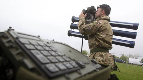 FILE PHOTO: Un soldat britannique avec le système de missiles Starstreak à Londres, Royaume-Uni, 2012. © Lewis Whyld / PA Images / Getty Images