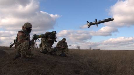 Des militaires ukrainiens tirent un missile antichar américain FGM-148 Javelin.  © AFP / Ministère ukrainien de la Défense