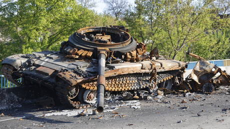 A destroyed tank in Mariupol, May 7, 2022. © Leon Klein / Anadolu Agency / Getty Images