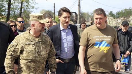 Justin Trudeau walks with Irpen mayor Oleksandr Markushyn, right, in Irpin, Ukraine, May 8, 2022 © AP / Irpen Mayor's Office