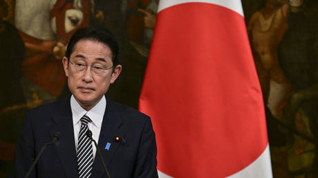 Japanese Prime Minister Fumio Kishida speaks to reporters in Rome, Italy, May 4, 2022. © AM / Getty Images