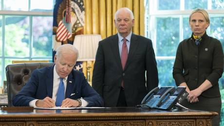 Joe Biden signs the Ukraine Democracy Defense Lend-Lease Act of 2022 in the Oval Office of the White House in Washington, DC, May 9, 2022 © AP / Manuel Balce Ceneta