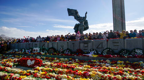 Participants in the Immortal Regiment march near the Soviet soldiers' memorial in Riga. © Sputnik/Sergey Melkonov