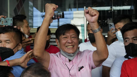 Ferdinand "Bongbong" Marcos Jr. celebrates outside his headquarters in Mandaluyong, Philippines, May 11, 2022 © AP / Aaron Favila