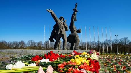 627e42cf20302731c6648710 Protests kick off over plans to demolish Soviet memorial