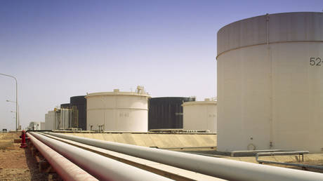 Pipes at NNPC oil refinery, Nigeria. © Andrew Holt / Construction Photography / Avalon / Getty Images