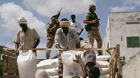 Arrival of first Somalian aid convoy under US Marines escort, 1992