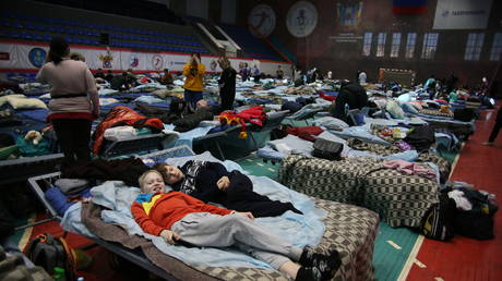 A view of temporary accommodation center where evacuees, including residents from the Ukrainian city of Mariupol, take shelter at a former sports hall in Taganrog in the Rostov region, Russia. © Fedor Larin / Anadolu Agency via Getty Images