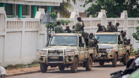 FILE PHOTO: Malian soldiers patrol during the August 2020 coup against president Ibrahim Boubacar Keita, near Bamako. © Stringer / Anadolu Agency via Getty Images